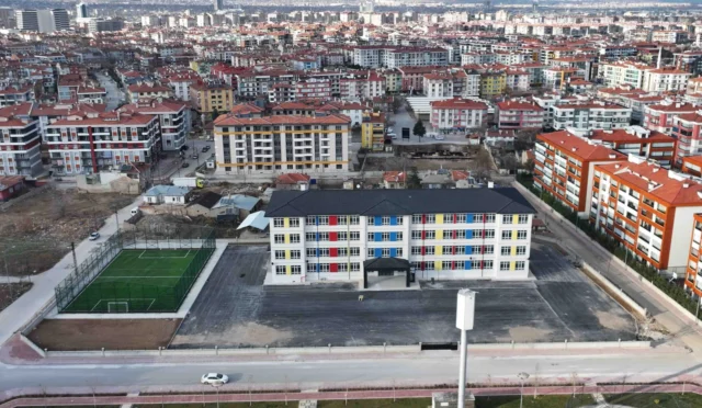 Karatay Belediyesi'nin 8 okula yapacağı FIFA standartlarındaki halı sahaları gösteren görsel