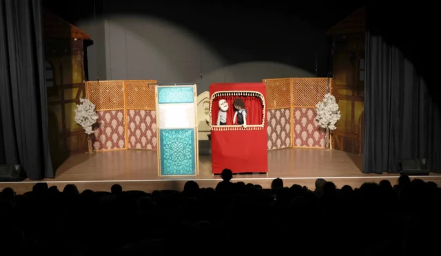 Karatay'da düzenlenen Ramazan etkinliklerinde çocukların gölge oyunu ve tiyatro gösterilerine yoğun ilgisi