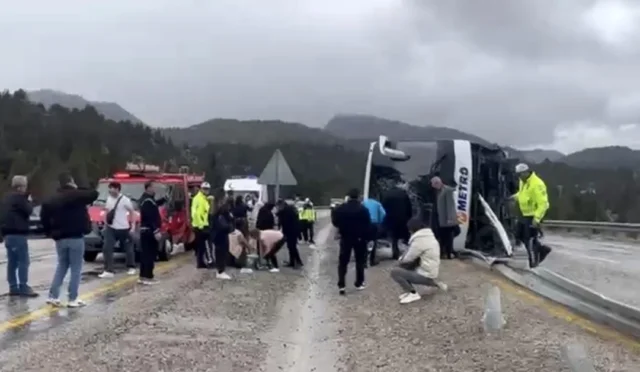 Konya'da yolcu otobüsünün devrildiği kaza yerinden genel bir görünüm.