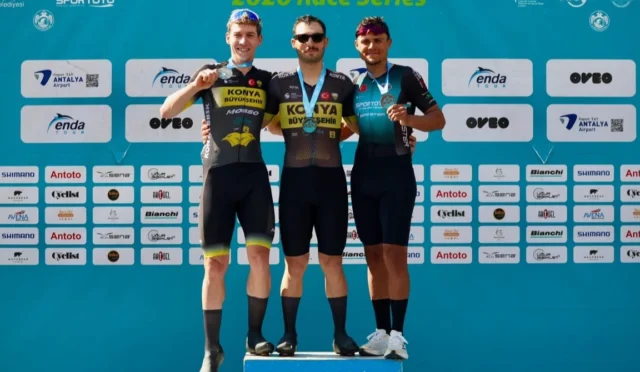 Konya Büyükşehir Belediyesporlu bisikletçiler Ramazan Yılmaz ve Mustafa Tarakçı, Antalya'da düzenlenen yarışta podyumda.
