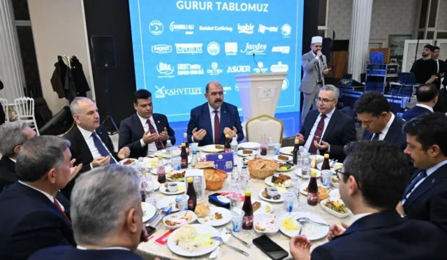 Kozan Vakfı iftar programında Çukurovalılar bir araya geldi, birlik mesajları verildi.