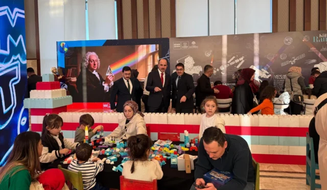 Konya Bilim Merkezi'nin Cumhurbaşkanlığı Külliyesi'ndeki Ramazan etkinliklerinden bir görüntü, Başkan Uğur İbrahim Altay çocuklarla sohbet ediyor.