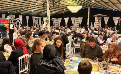 LÖSEV'in Bursa'da düzenlediği geleneksel Ramazan iftar buluşmasından lösemi ve kanser hastaları ile ailelerinin yer aldığı toplu fotoğraf