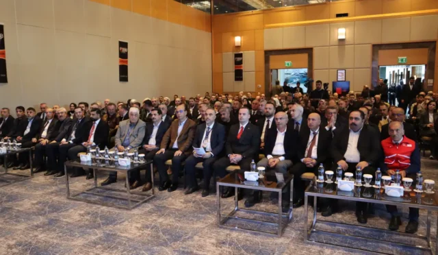 Malatya 2030 Ortak Akıl Çalıştayı katılımcıları kürsüde konuşma yaparken