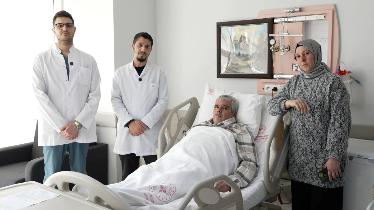 Malatya’da Böbrek Üstü Bezinde 20 cm’lik Kitle Kapalı Yöntemle Alındı: Başarılı Laparoskopik Operasyon