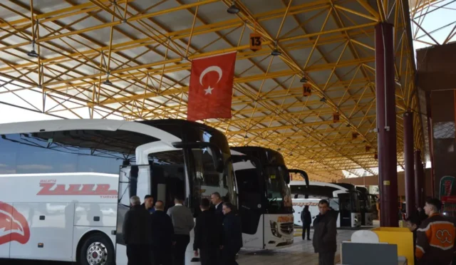 Malatya Otogarı'nda bayram öncesi artan yolcu ve araç yoğunluğu
