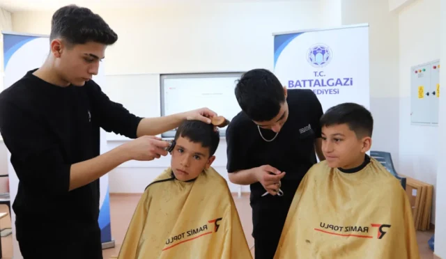 Malatya'da çocuklar bayram öncesi ücretsiz tıraş etkinliğinde gülüyor