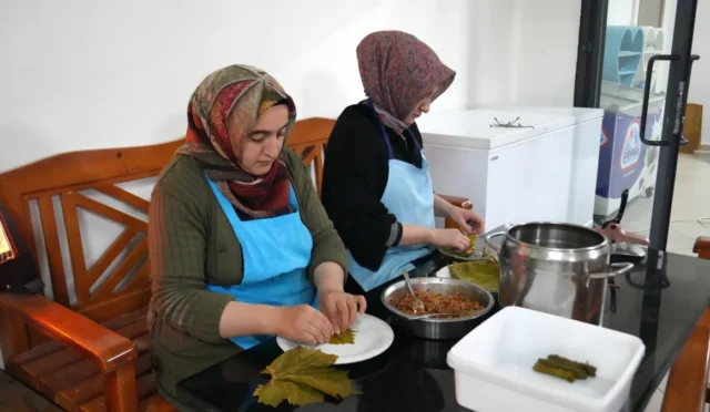 Malatya kadın kooperatifi üyeleri bayram tatlıları üretiyor