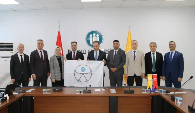 İnönü Üniversitesi Kütüphanesi'ne verilen erişilebilirlik bayrağı ve belgesi