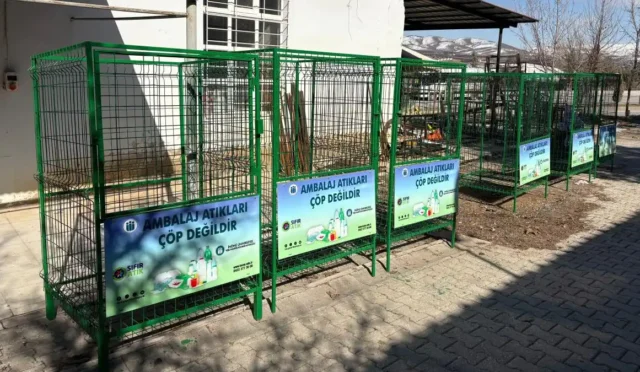 İnönü Üniversitesi'nde yerleştirilen çevre dostu geri dönüşüm sepetleri