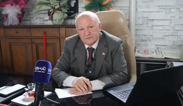 Malatya'da kiralık ev fiyatlarının düştüğünü gösteren tabelalar ve emlak ilanları