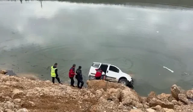 Malatya'da direksiyon hakimiyetini kaybeden hafif ticari araç gölete düştü, olay yerine gelen ekipler kurtarma çalışması yapıyor.