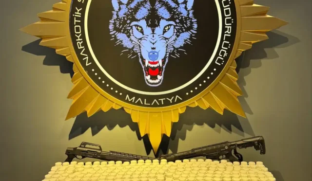 Malatya'da polis ekiplerinin uyuşturucu ve silah operasyonunda ele geçirilen malzemeler