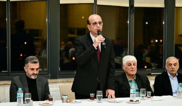 Yeşilyurt Belediyesi tarafından düzenlenen vefa iftar programında belediye meclis üyeleri ve başkan bir araya geldi.
