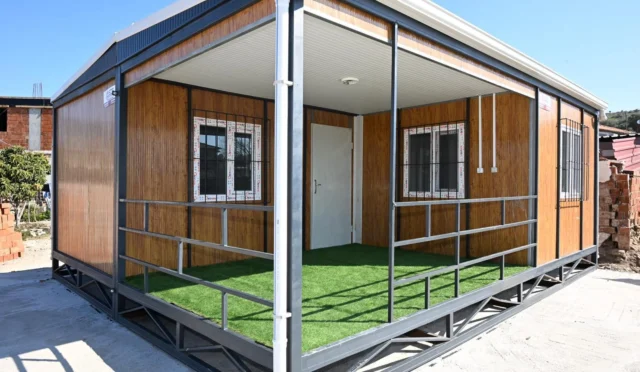 Manisa Büyükşehir Belediyesi, selden zarar gören bir aileye yeni yaşam konteyneri kurdu.