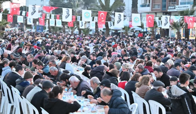 Manisa'da Turgutlu halkıyla birlikte kurulan Ramazan iftar sofrası