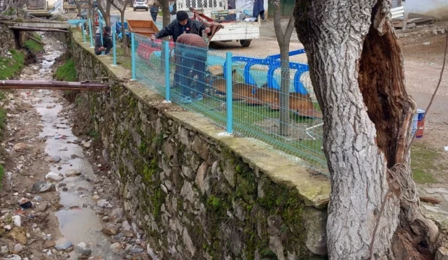 Manisa'da MASKİ ekipleri tarafından dere yatağına korkuluk yapım çalışması