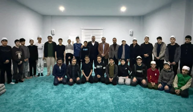 Mardin Milletvekili Faruk Kılıç, hafız öğrencilerle sahur programında buluştu.