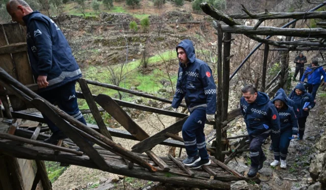 Mersin Büyükşehir Belediyesi'nin evde bakım hizmetleri sunan ekibi, şefkatle vatandaşa destek oluyor.