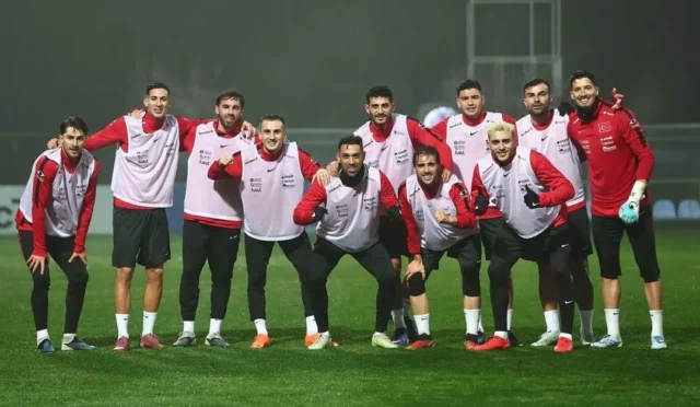 A Milli Futbol Takımı oyuncuları Romanya maçı hazırlık antrenmanında