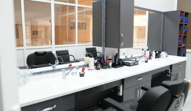 Dalaman Halk Berber hizmete açıldı, yaşlılara ücretsiz traş imkanı sunuyor