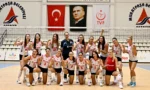 Muratpaşa Belediyesi Kadın Voleybol Takımı oyuncuları maç sonrası sevinç anı