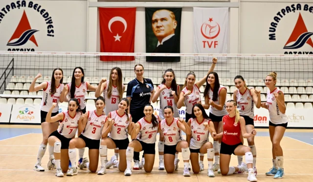 Muratpaşa Belediyesi Kadın Voleybol Takımı oyuncuları maç sonrası sevinç anı