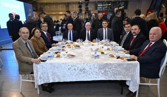 İYİ Parti Genel Başkanı Musavvat Dervişoğlu, Giresun'da partililere hitap ediyor.