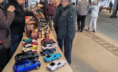 Talas Belediye Başkanı Mustafa Yalçın, Antika Pazarı'nı ziyaret ederek esnaf ve vatandaşlarla sohbet ediyor.