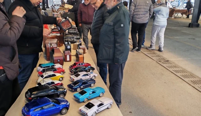 Talas Belediye Başkanı Mustafa Yalçın, Antika Pazarı'nı ziyaret ederek esnaf ve vatandaşlarla sohbet ediyor.