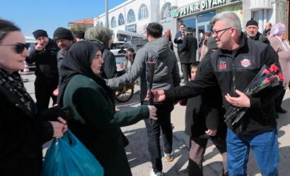 Nevşehir Belediyesi tarafından 8 Mart Dünya Kadınlar Günü kapsamında kadınlara karanfil dağıtan görevliler