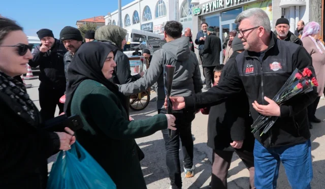 Nevşehir Belediyesi tarafından 8 Mart Dünya Kadınlar Günü kapsamında kadınlara karanfil dağıtan görevliler