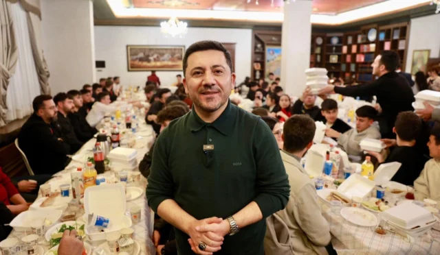 Nevşehir Belediyesi makam odasında gençlerle sahur programı