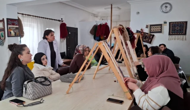 Nevşehir'de üniversite öğrencileri geleneksel halı dokuma atölyesini ziyaret ediyor
