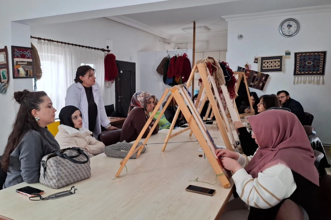 Nevşehir’de Geleneksel Halı Dokumacılığı Canlanıyor: Üniversite Öğrencileri Atölyeyi Ziyaret Etti