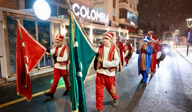 Nevşehir'de mehteran takımı Ramazan ayında sahur vaktinde marşlar çalıyor.