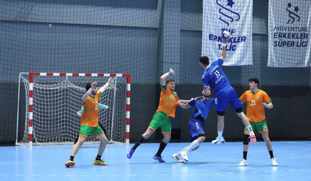 Nilüfer Belediyespor hentbol takımı oyuncuları maç sonrası galibiyeti kutluyor