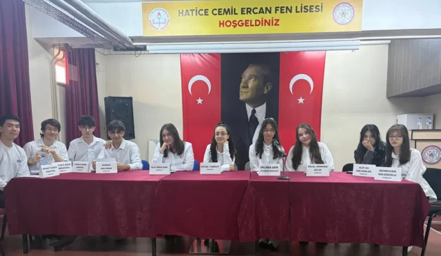 Hatice Cemil Ercan Fen Lisesi öğrencileri Safahat İzinde Değerler Arayışı paneli sunarken