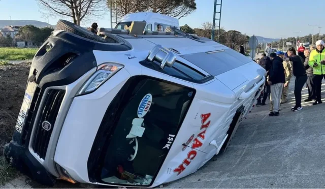 Çanakkale'de öğrenci taşıyan minibüsün devrildiği trafik kazası sonrası olay yeri ve ambulanslar