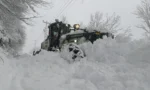 Ordu Büyükşehir Belediyesi ekipleri, yoğun kar yağışıyla mücadele ediyor ve yolları ulaşıma açıyor.