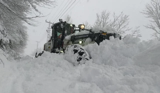 Ordu Büyükşehir Belediyesi ekipleri, yoğun kar yağışıyla mücadele ediyor ve yolları ulaşıma açıyor.