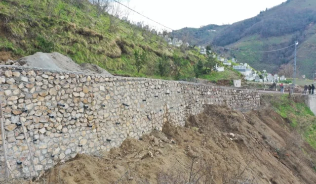 Ordu'da heyelan riskine karşı inşa edilen taş duvar ve güvenli hale getirilen yol