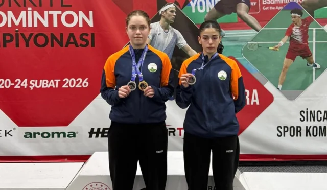 Osmangazi Belediyesporlu genç badmintoncuların Ankara'da kürsüde yer aldığı anı gösteren görsel.