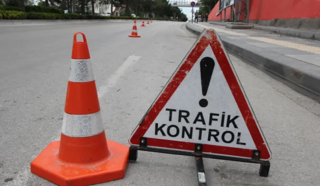 Ankara'da polisin dur ihtarına uymayan bir sürücüye 440 bin TL ceza kesildiğini gösteren görsel.