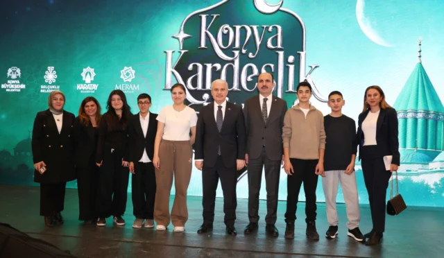 Konya'da Dünya Yetimler Günü kapsamında düzenlenen iftar programında bir araya gelen yetim çocuklar ve protokol üyeleri