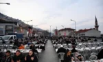 Osmangazi'de Ramazan ayında düzenlenen mahalle iftarında vatandaşlar bir arada oruçlarını açıyor ve Osmangazi Meydanı'nda orta oyunu izliyor.