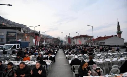 Osmangazi'de Ramazan ayında düzenlenen mahalle iftarında vatandaşlar bir arada oruçlarını açıyor ve Osmangazi Meydanı'nda orta oyunu izliyor.