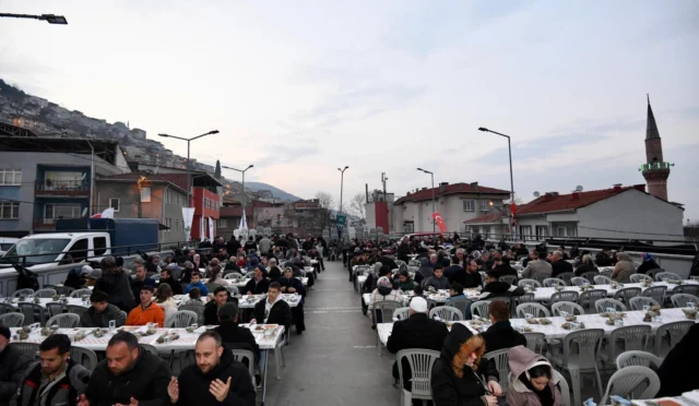 Osmangazi'de Ramazan ayında düzenlenen mahalle iftarında vatandaşlar bir arada oruçlarını açıyor ve Osmangazi Meydanı'nda orta oyunu izliyor.