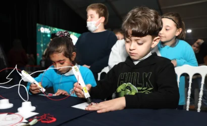 Samsun Ramazan Sokağı'nda çocukların bilim atölyesinde deney yaptığı an.