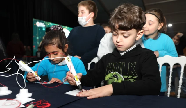 Samsun Ramazan Sokağı'nda çocukların bilim atölyesinde deney yaptığı an.